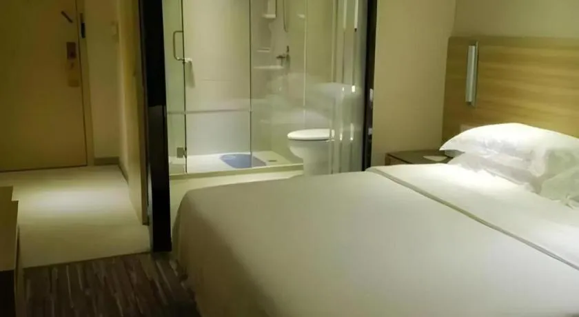 Bed in City Comfort Inn Guangzhou Zhongluotan Culture Square
