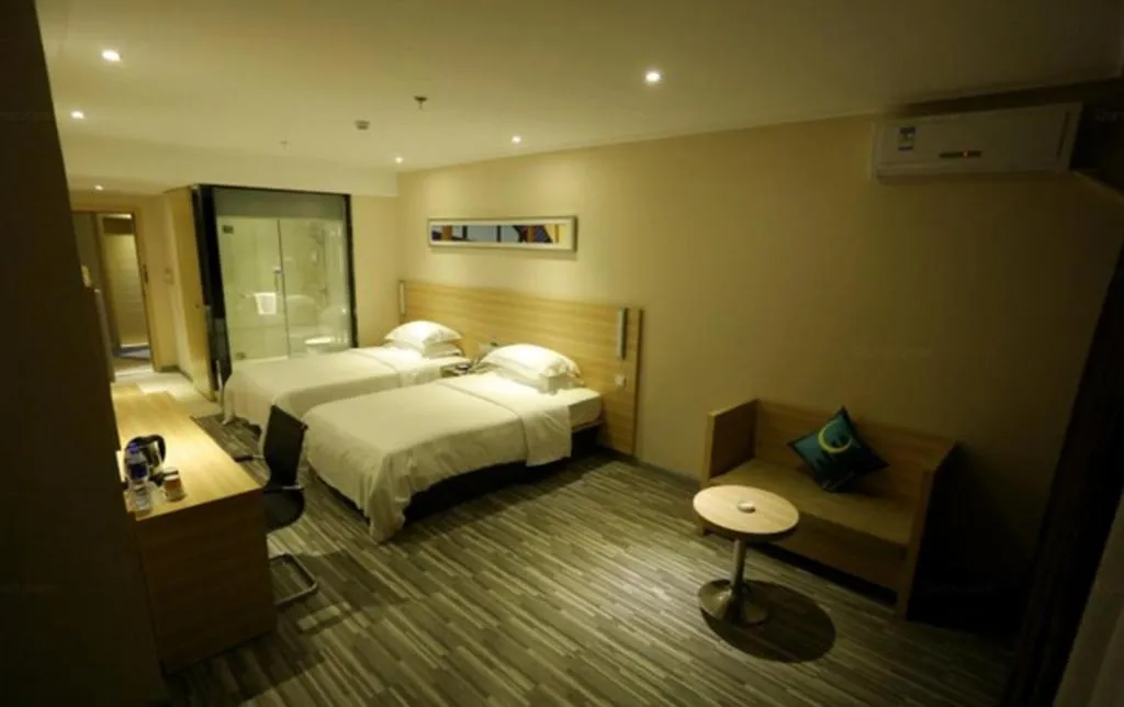 Bed in City Comfort Inn Guangzhou Zhongluotan Culture Square