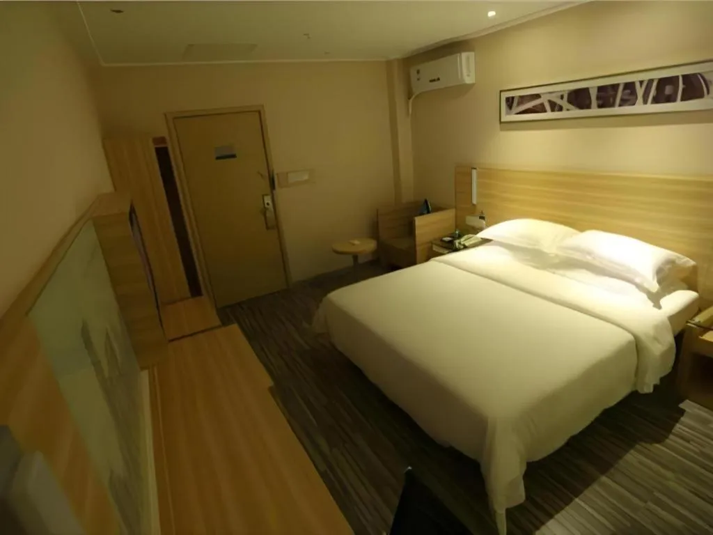 Bed in City Comfort Inn Guangzhou Zhongluotan Culture Square