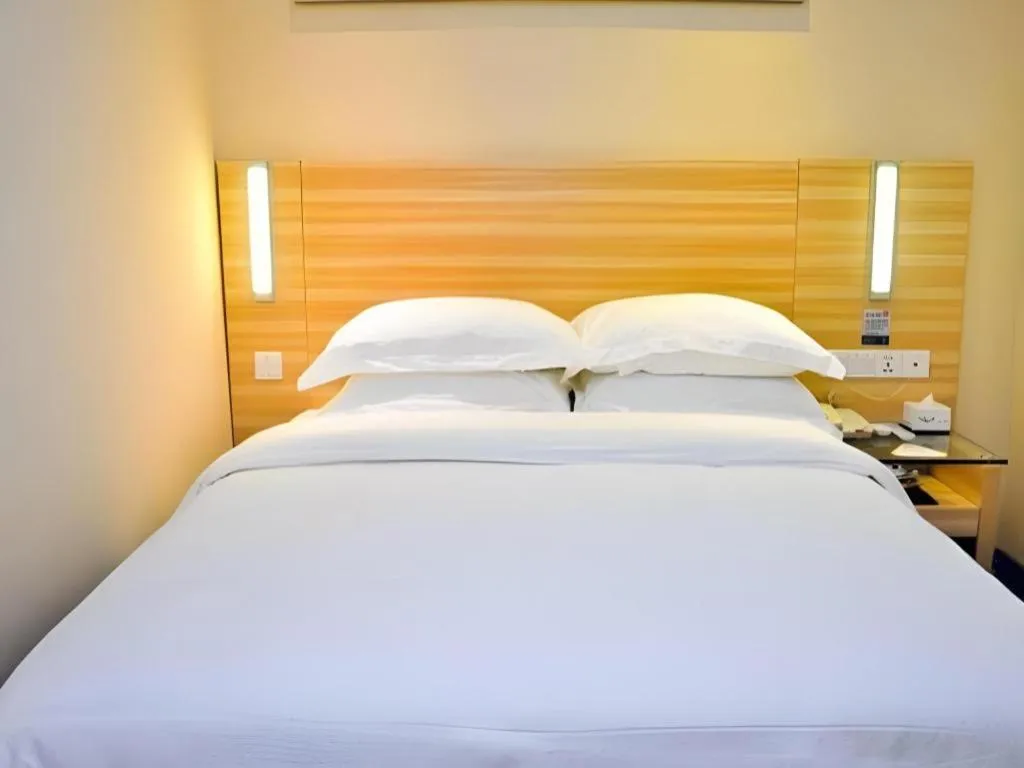 Bed in City Comfort Inn Guangzhou Zhongluotan Culture Square