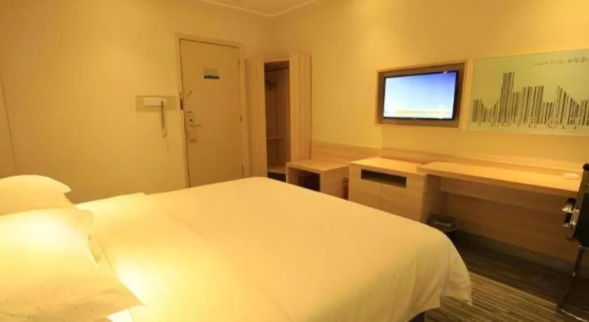 Bed in City Comfort Inn Guangzhou Zhongluotan Culture Square