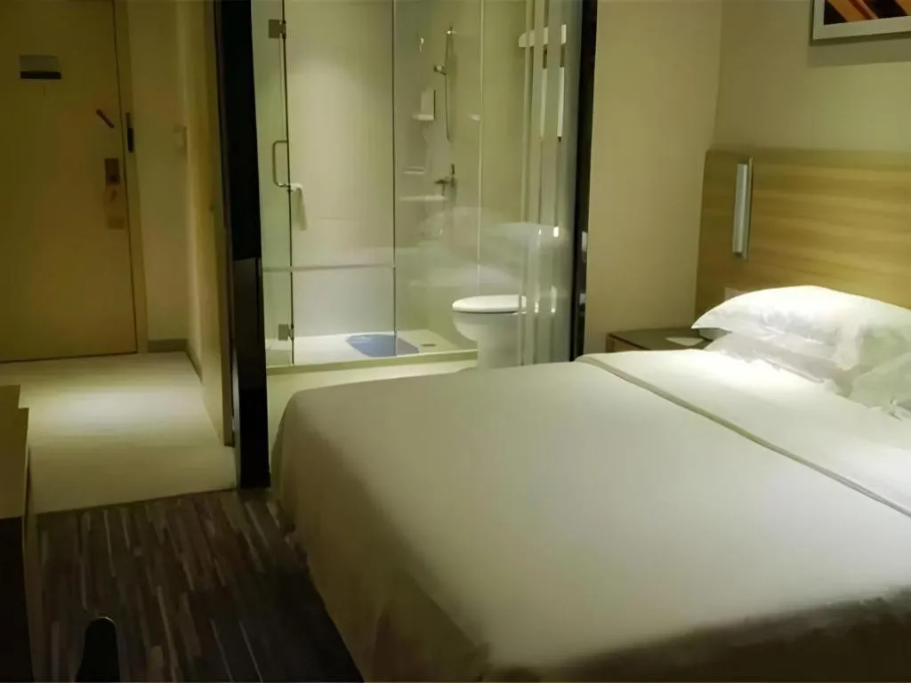 Bed in City Comfort Inn Guangzhou Zhongluotan Culture Square