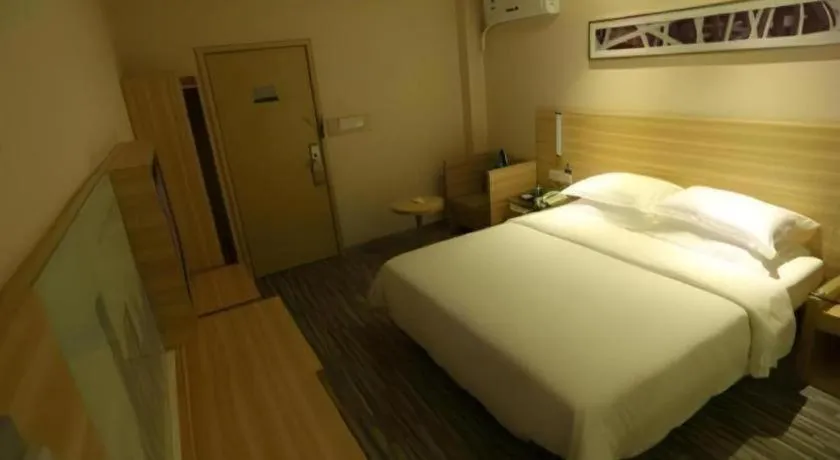 Bed in City Comfort Inn Guangzhou Zhongluotan Culture Square