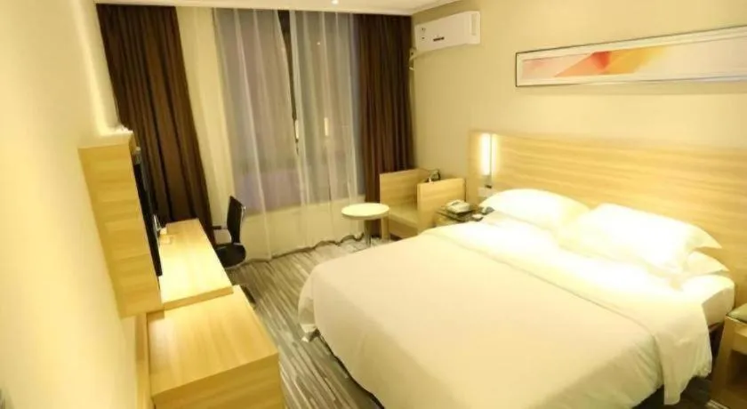 Bed in City Comfort Inn Guangzhou Zhongluotan Culture Square