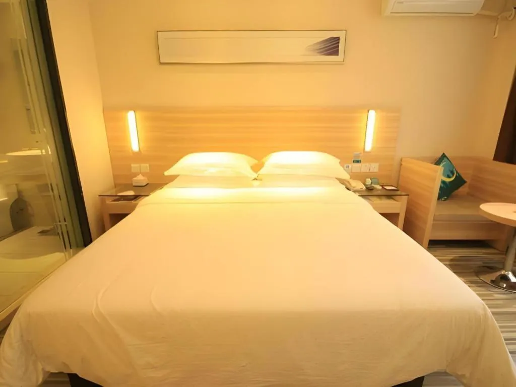 Bed in City Comfort Inn Guangzhou Zhongluotan Culture Square