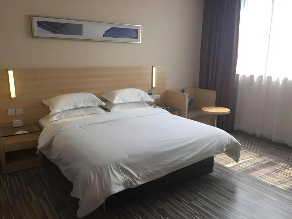 Bed in City Comfort Inn Guangzhou Zhongluotan Culture Square