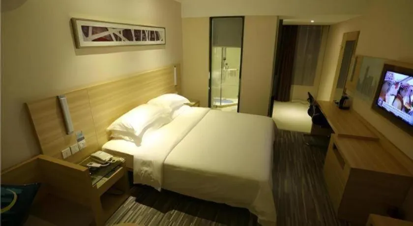 Bed in City Comfort Inn Guangzhou Zhongluotan Culture Square