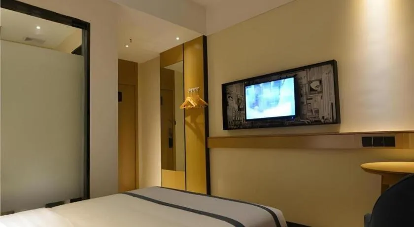 Bed in City Comfort Inn Wuhan Optics Valley OuYada Yangjiawan Metro Station