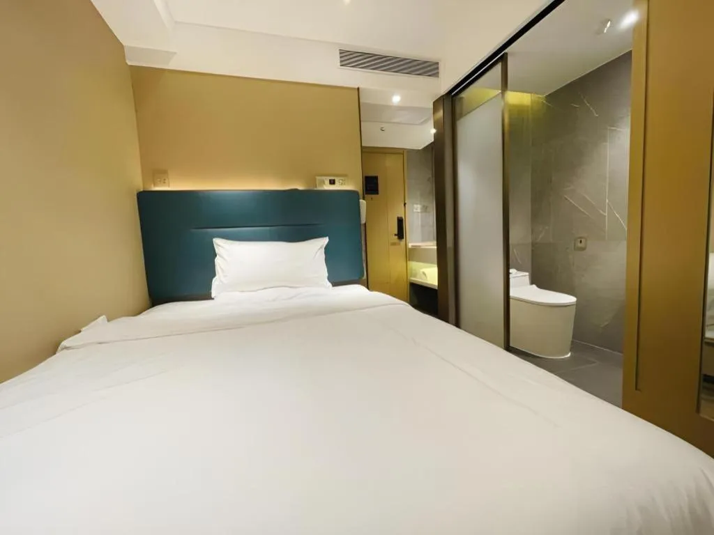 Bed in ZMAX Hotels Shenzhen Lianhuacun Metro Station