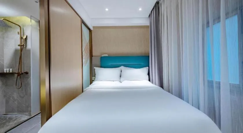 Bed in ZMAX Hotels Shenzhen Lianhuacun Metro Station