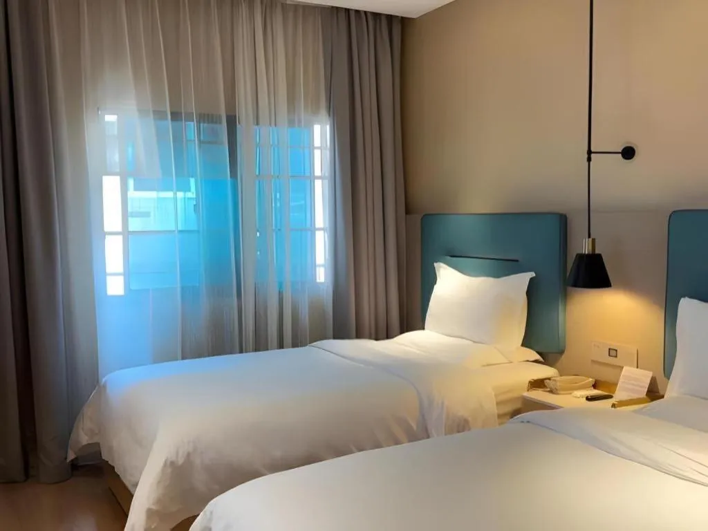 Bed in ZMAX Hotels Shenzhen Lianhuacun Metro Station