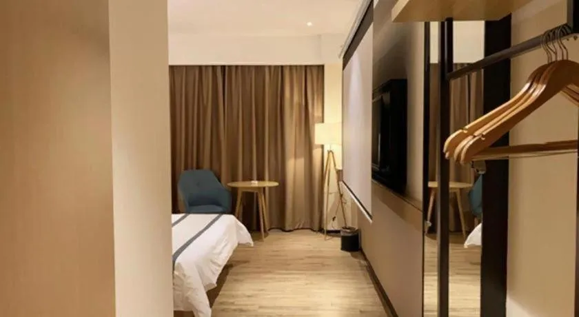 Bed in City Comfort Inn Dongguan Wangniudun