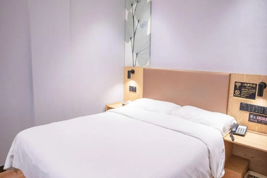 Bed in GreenTree Inn Express Fuzhou Le'an County Government Sijiu Square