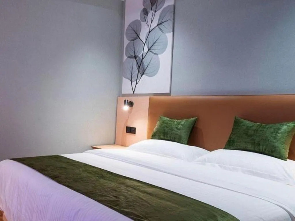 Bed in GreenTree Inn Express Suzhou Luzhi Ancient Town Scenic Area Xiaoshi Road