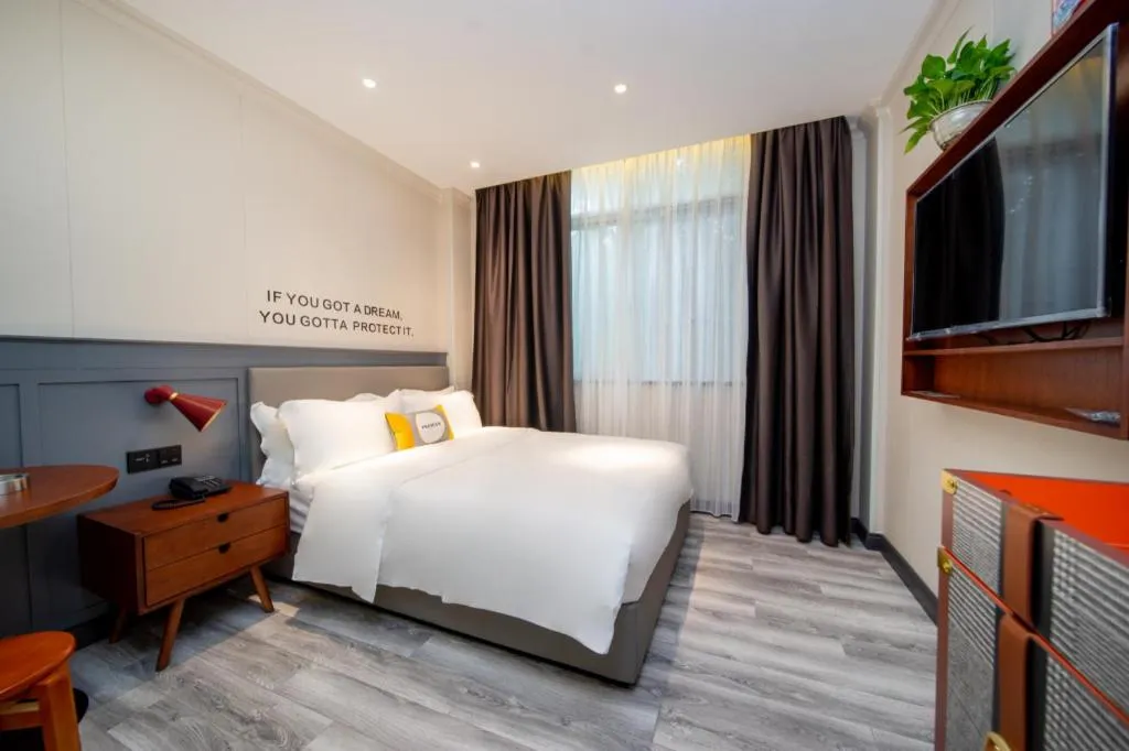 Bed in City Comfort Premier Hotel Guangzhou Tower Chigang Metro Station Pazhou Exhibition