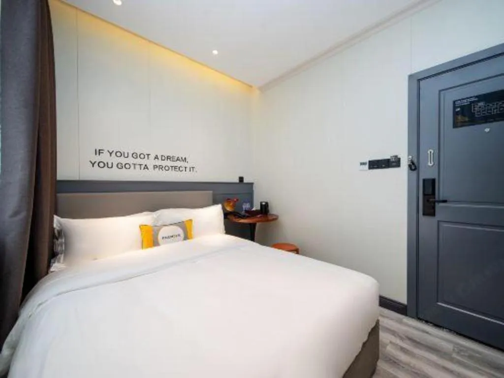 Bed in City Comfort Premier Hotel Guangzhou Tower Chigang Metro Station Pazhou Exhibition