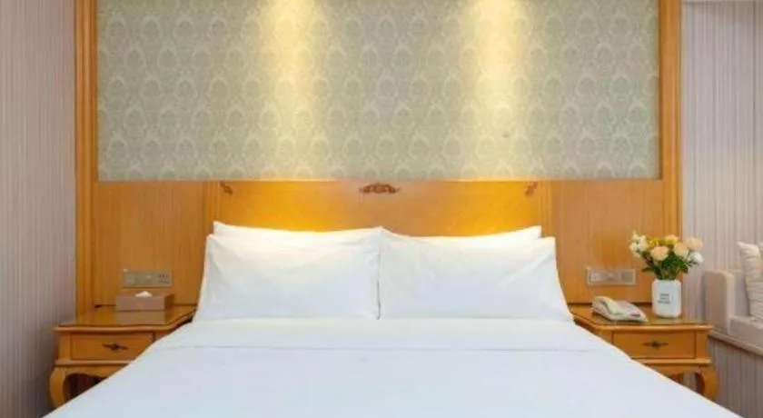 Bed in Vienna Hotel Zhengzhou Only Henan Movie Town