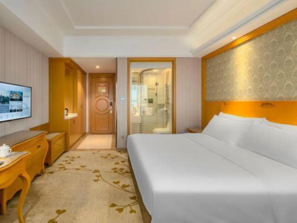 Bed in Vienna Hotel Zhengzhou Only Henan Movie Town