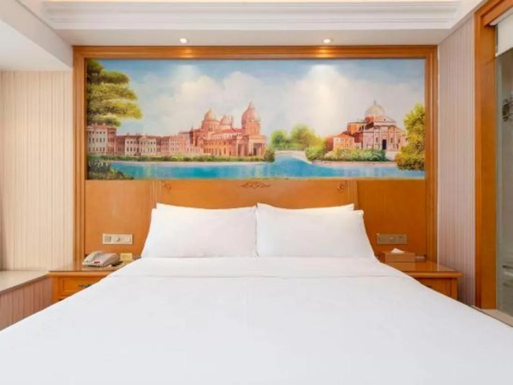 Bed in Vienna Hotel Zhengzhou Only Henan Movie Town