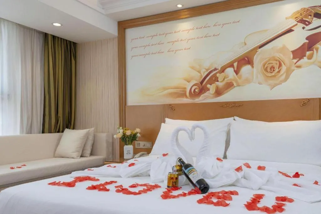 Bed in Vienna Hotel Zhengzhou Only Henan Movie Town