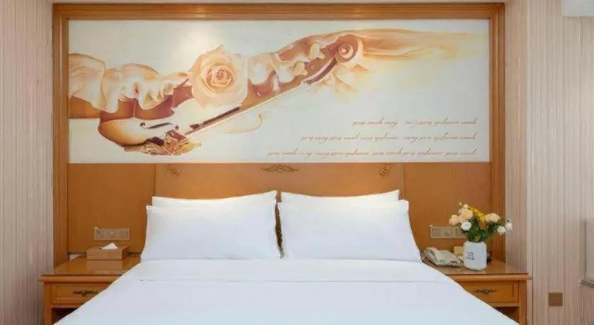 Bed in Vienna Hotel Zhengzhou Only Henan Movie Town