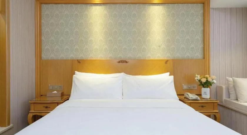 Bed in Vienna Hotel Zhengzhou Only Henan Movie Town