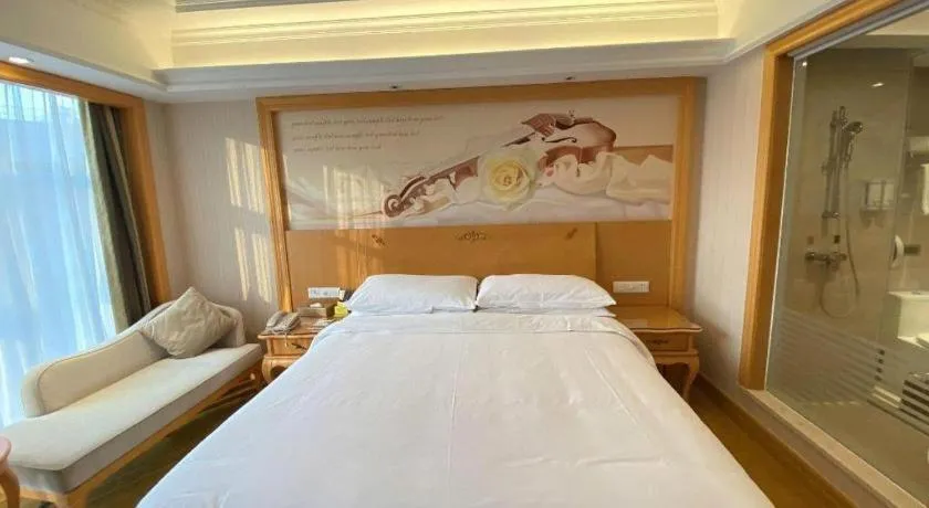 Bed in Vienna Hotel Shenzhen Qinghu Metro Station