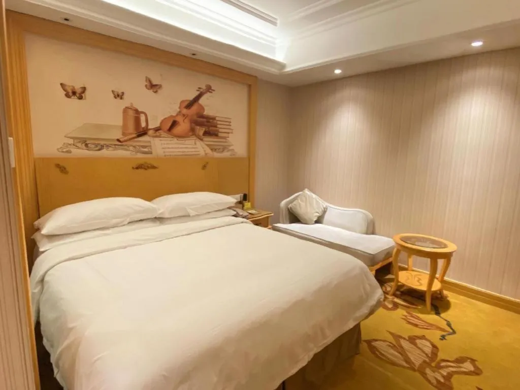 Bed in Vienna Hotel Shenzhen Qinghu Metro Station