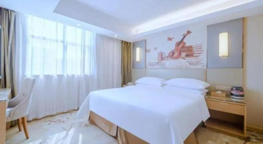 Bed in Vienna Hotel Shenzhen Guanlan Shanshuitianyuan Xintian