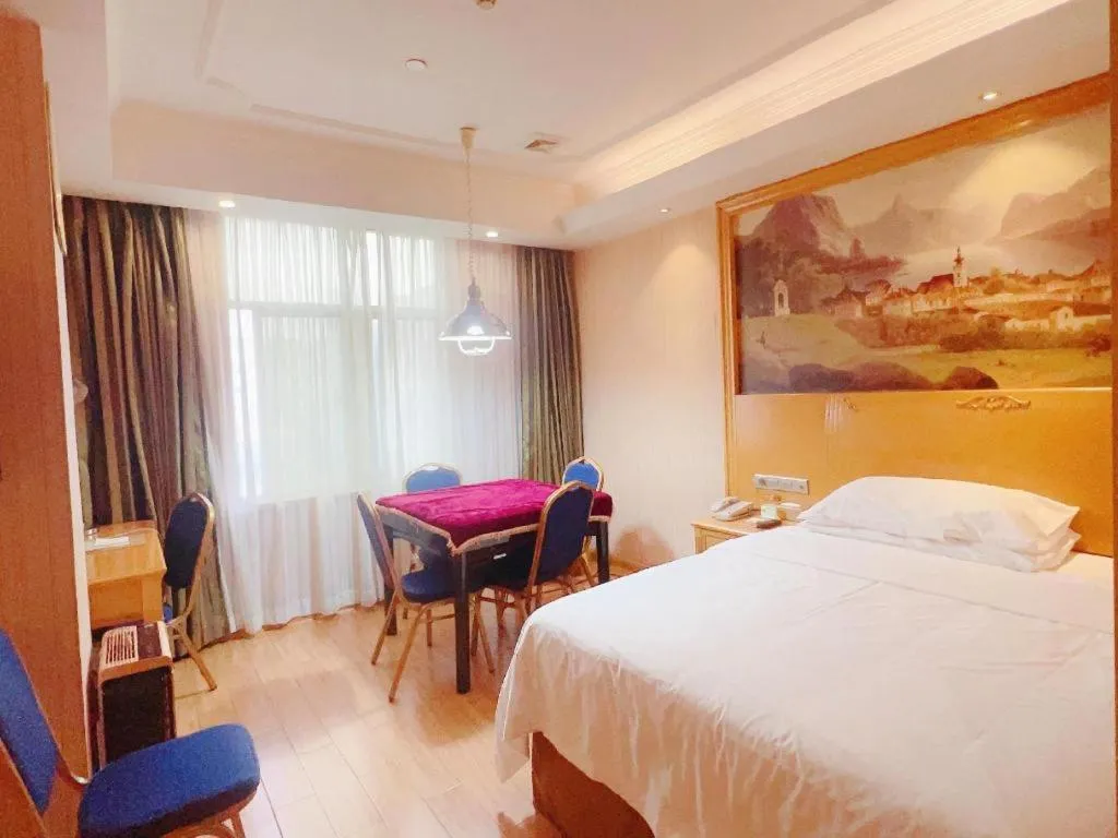 Bed in Vienna Hotel Shenzhen Guanlan Shanshuitianyuan Xintian