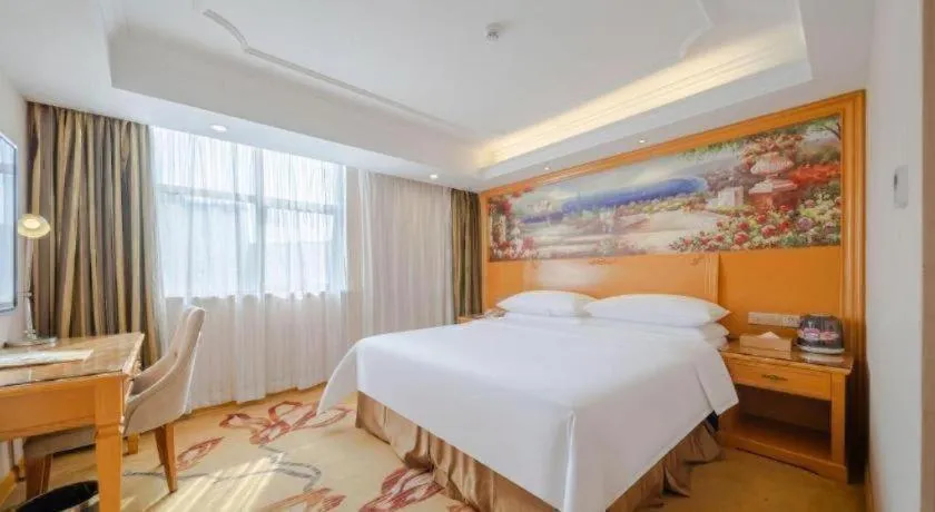 Bed in Vienna Hotel Shenzhen Guanlan Shanshuitianyuan Xintian