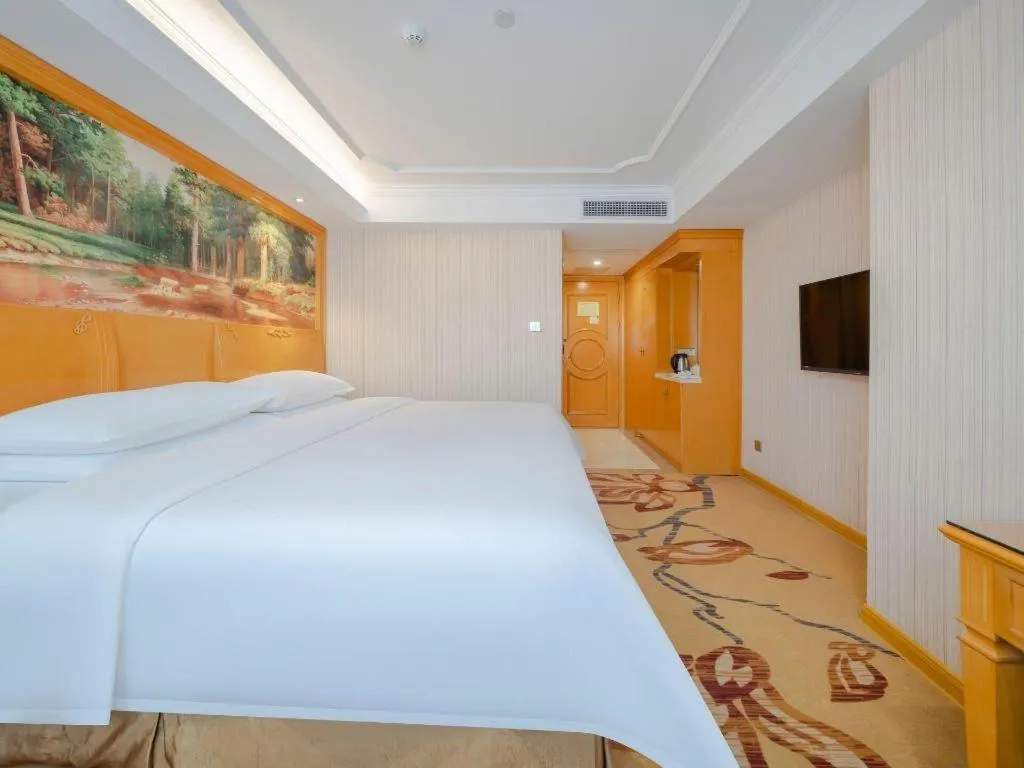 Bed in Vienna Hotel Shenzhen Guanlan Shanshuitianyuan Xintian