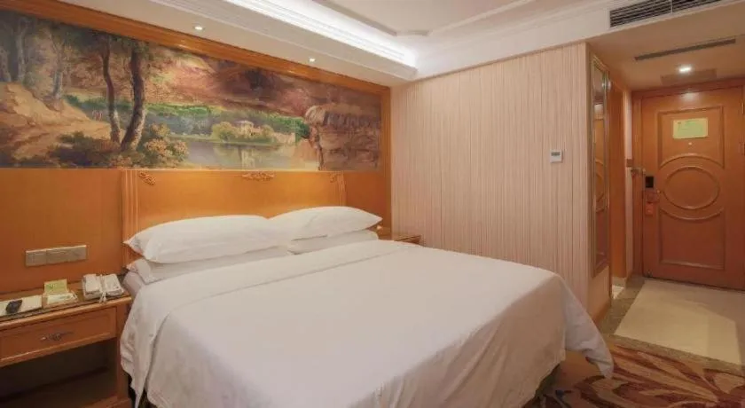 Bed in Vienna Hotel Shenzhen Guanlan Shanshuitianyuan Xintian