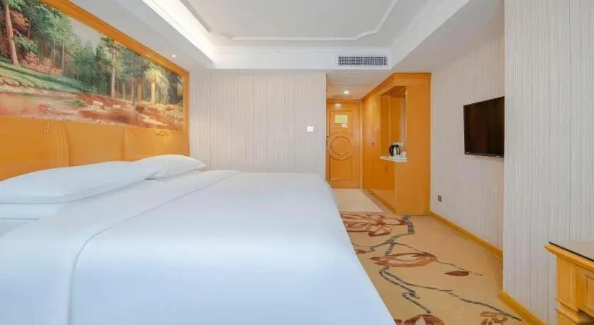 Bed in Vienna Hotel Shenzhen Guanlan Shanshuitianyuan Xintian