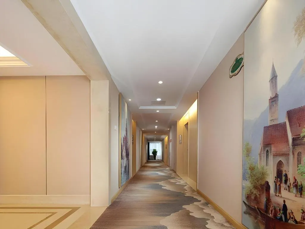 Vienna Hotel Chengdu Xinjin Old Pier Liujianian Metro Station