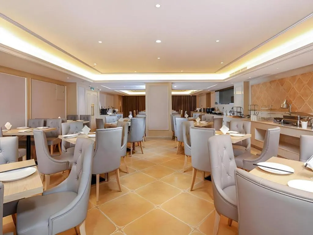 Vienna Hotel Chengdu Xinjin Old Pier Liujianian Metro Station