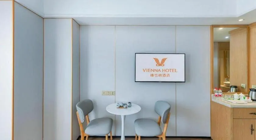 Vienna Hotel Chongqing Yangjiaping Pedestrian Street Light Railway Station