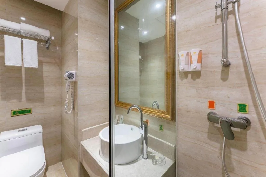 Vienna Hotel Chongqing Yangjiaping Pedestrian Street Light Railway Station