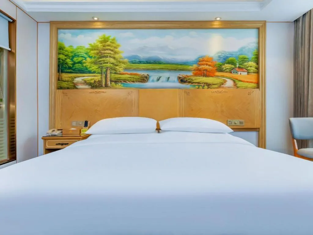 Bed in Vienna Hotel Chongqing Yangjiaping Pedestrian Street Light Railway Station