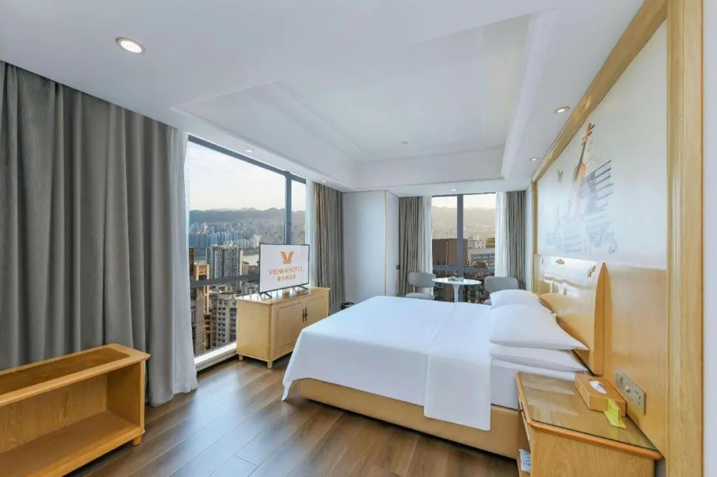 Bed in Vienna Hotel Chongqing Yangjiaping Pedestrian Street Light Railway Station