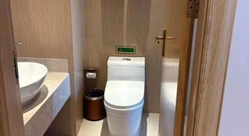 Vienna Hotel Chongqing Yangjiaping Pedestrian Street Light Railway Station