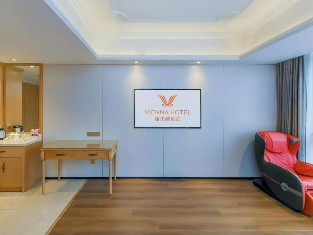 Vienna Hotel Chongqing Yangjiaping Pedestrian Street Light Railway Station