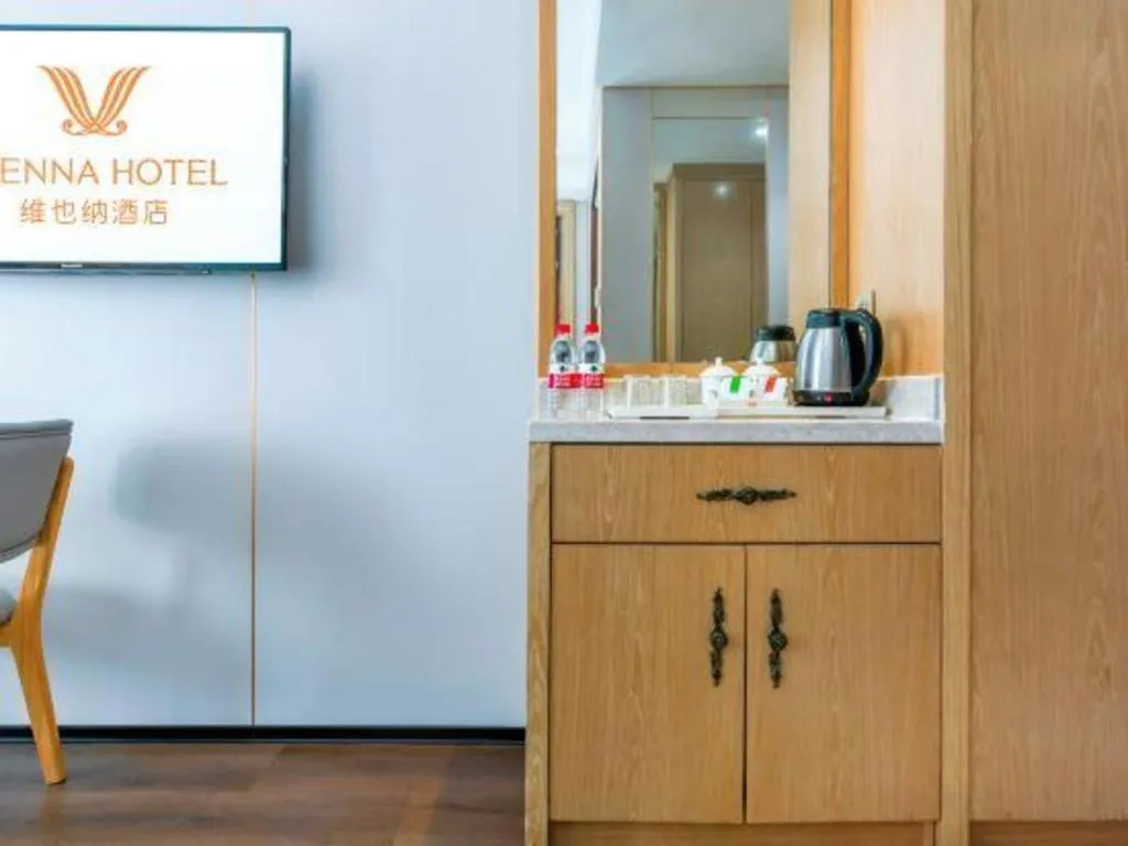 Vienna Hotel Chongqing Yangjiaping Pedestrian Street Light Railway Station