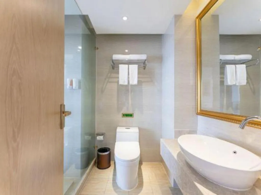 Vienna Hotel Chongqing Yangjiaping Pedestrian Street Light Railway Station