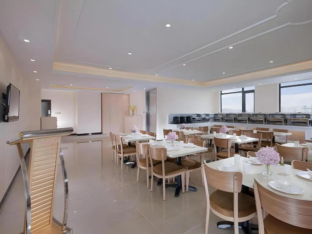 Vienna Hotel Chongqing Yangjiaping Pedestrian Street Light Railway Station