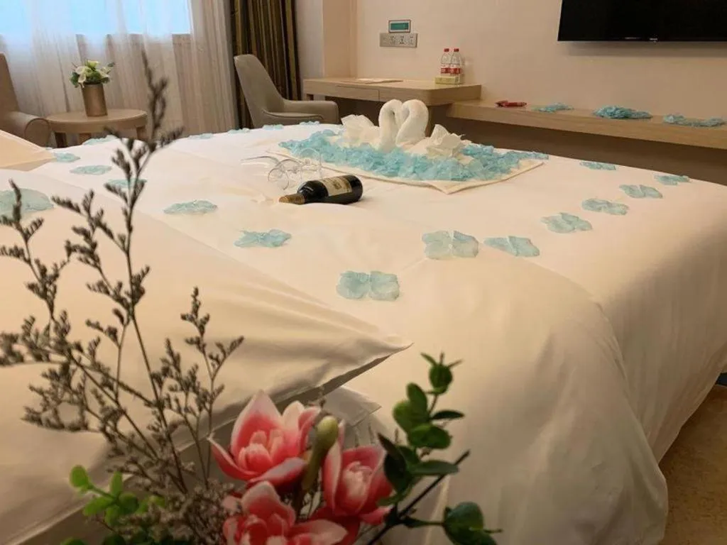 Bed in Vienna Hotel Chongqing Yangjiaping Pedestrian Street Light Railway Station