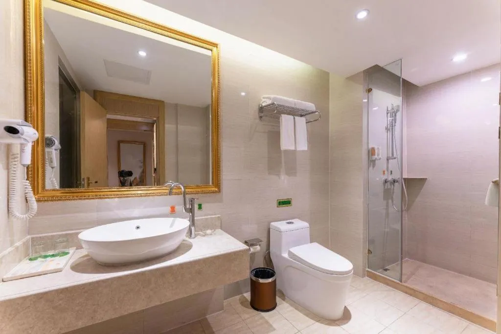 Vienna Hotel Chongqing Yangjiaping Pedestrian Street Light Railway Station