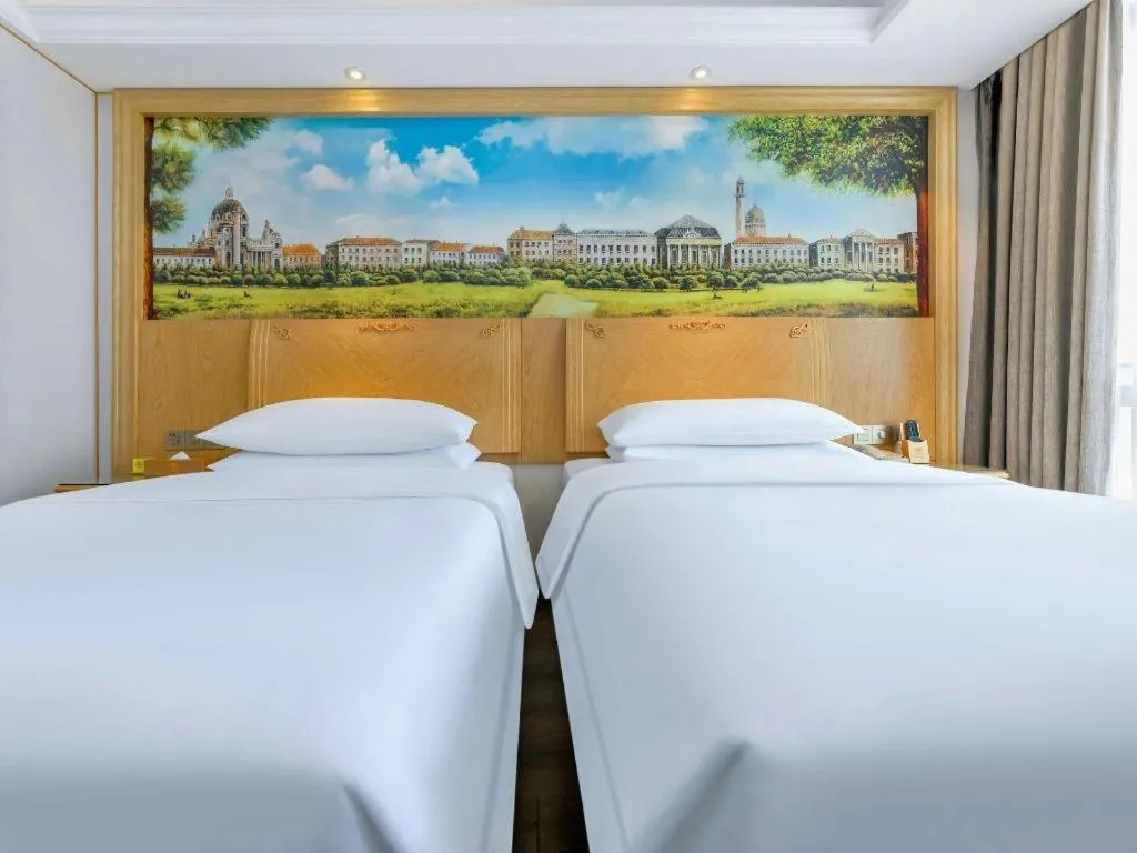 Bed in Vienna Hotel Chongqing Yangjiaping Pedestrian Street Light Railway Station