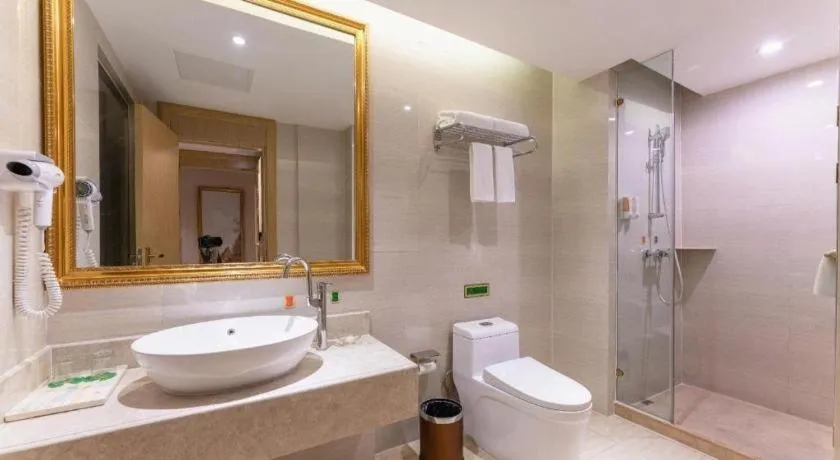 Vienna Hotel Chongqing Yangjiaping Pedestrian Street Light Railway Station