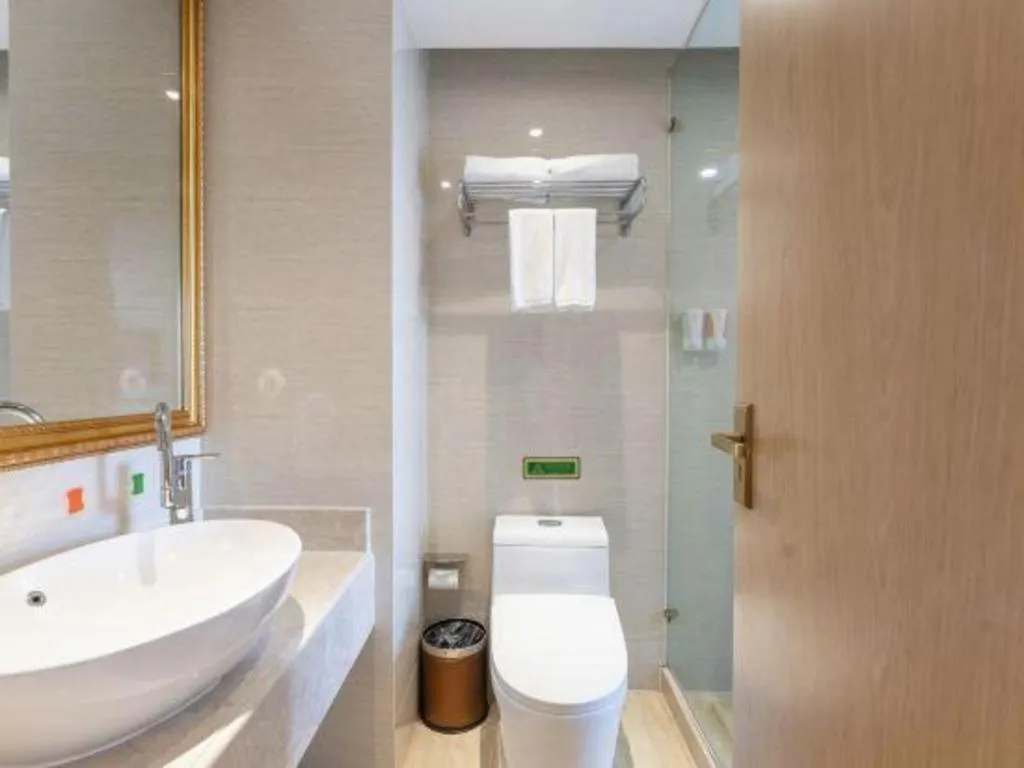 Vienna Hotel Chongqing Yangjiaping Pedestrian Street Light Railway Station